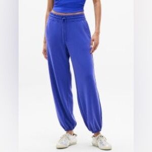 Athleta Seasoft Mid Rise Jogger in Varsity | XL | EUC